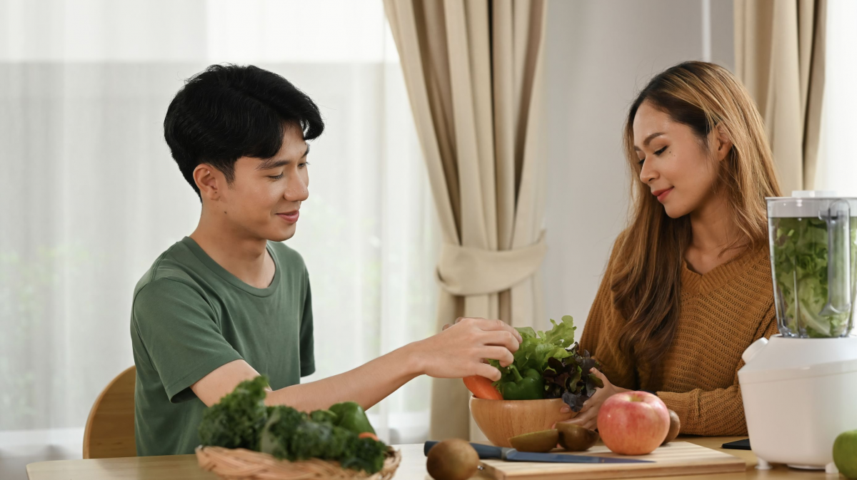 pasangan Makan buah dan sayur